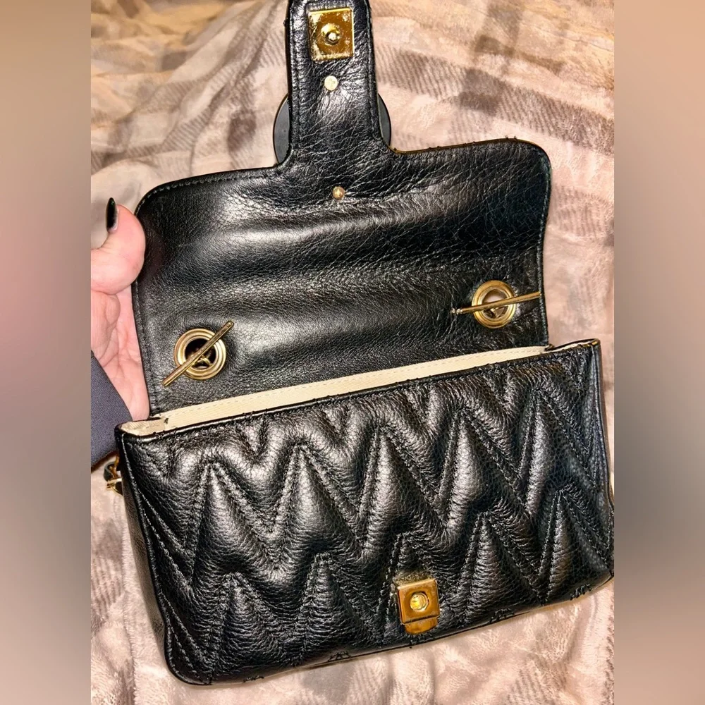 GUC Valentino Black Quilted Leather Crossbody with Gold Chain - Picture 4 of 9